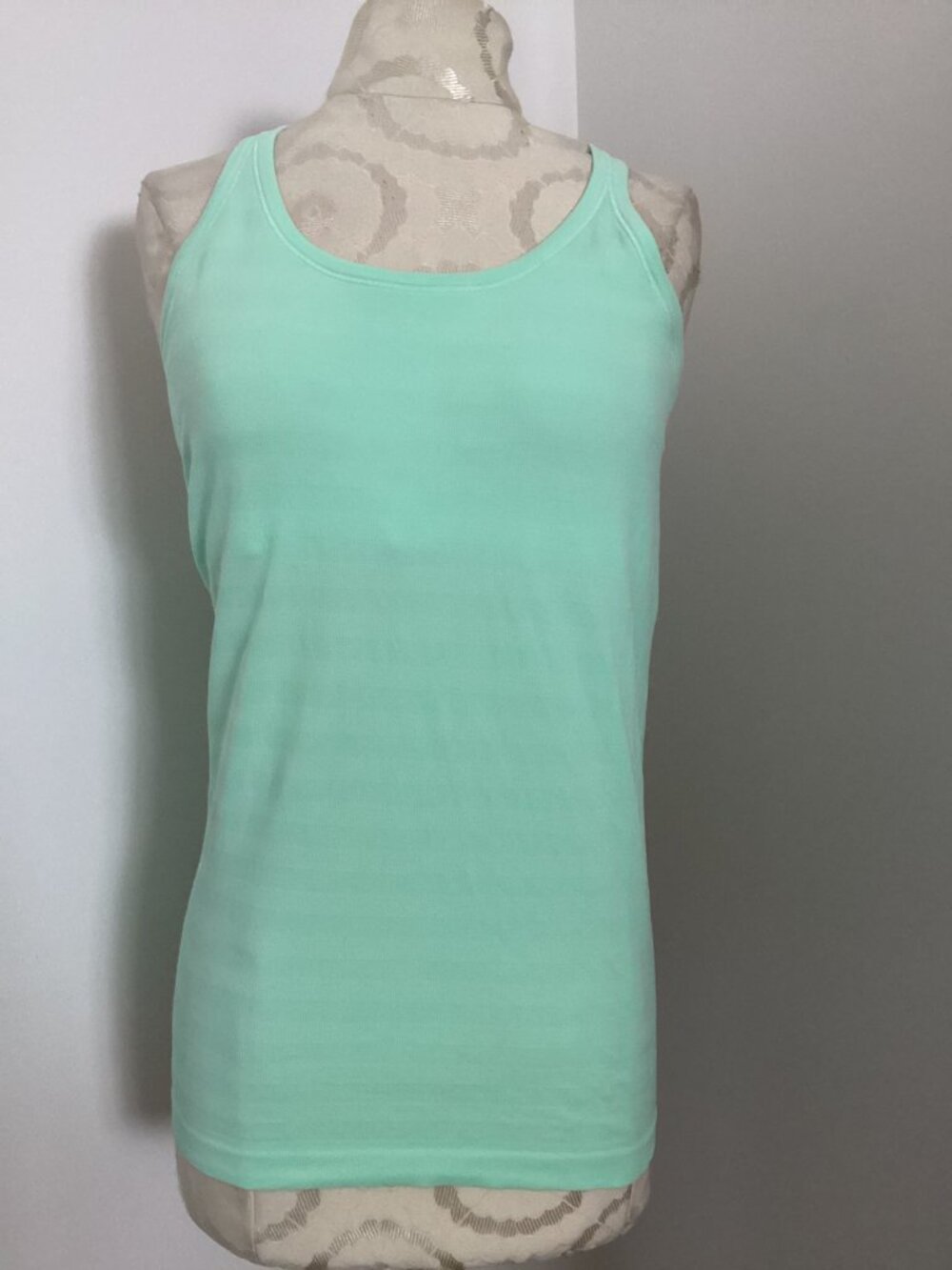 Lululemon Ebb to Street Seamless Racerback Shelf Bra Tank SIZE 10 Green SPORTY